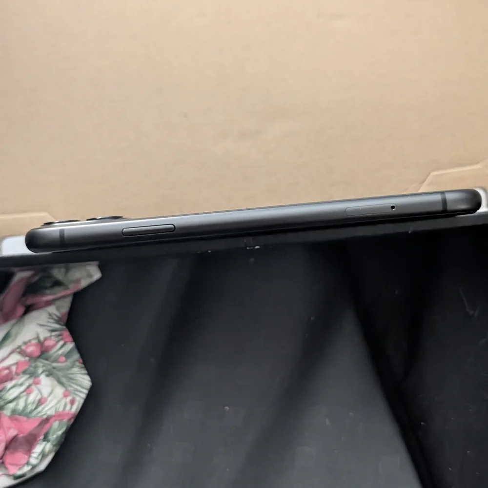 Apple iPhone 11 - Sleek Black - Picture 4 of 6